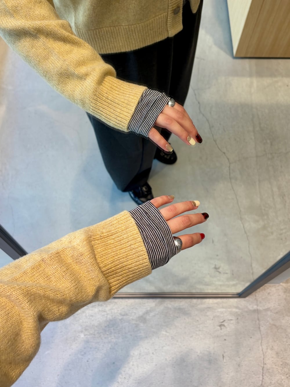 グレー系のその他パンツ、イエロー系のカーディガン/ボレロ、ブラック系のハンドバッグを着用したレディースの秋コーディネートの5枚目の写真