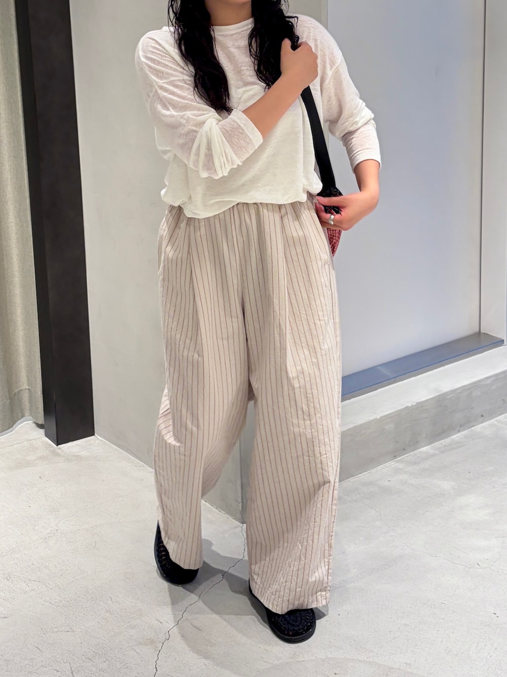 ホワイト系のTシャツ/カットソー、その他のその他パンツ、レッド系のバックパック/リュックを着用したレディースの夏コーディネートの6枚目の写真