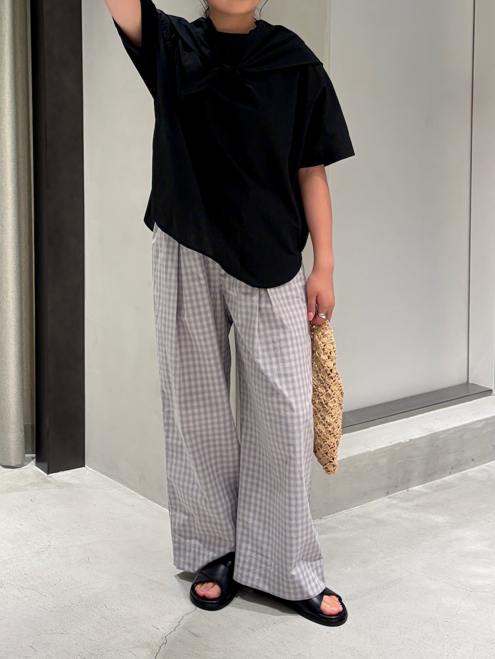 ブラック系のシャツ/ブラウス、グレー系のその他パンツ、ベージュ系のハンドバッグを着用したレディースの夏コーディネートの3枚目の写真
