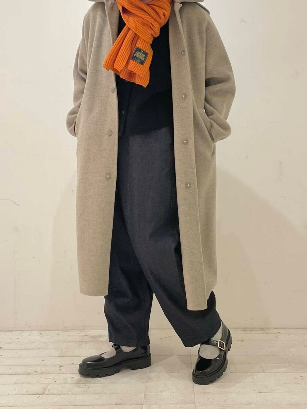 ブルー系のデニムパンツ、ホワイト系のTシャツ/カットソー、ブラック系のその他シューズを着用したレディースの冬コーディネートの6枚目の写真