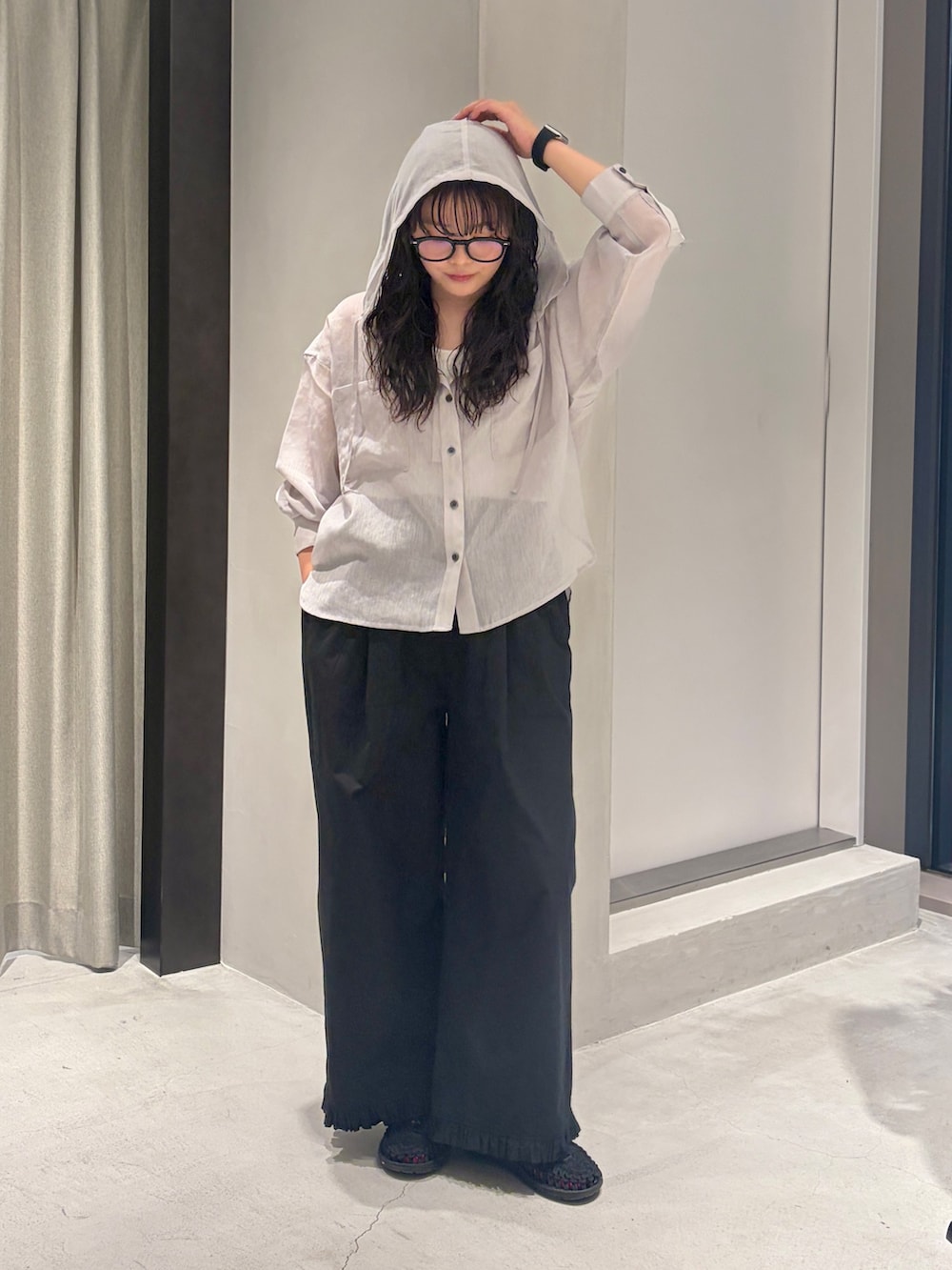 ブラック系のその他パンツ、ブラック系のサンダル、ホワイト系のタンクトップを着用したレディースの夏コーディネートの3枚目の写真
