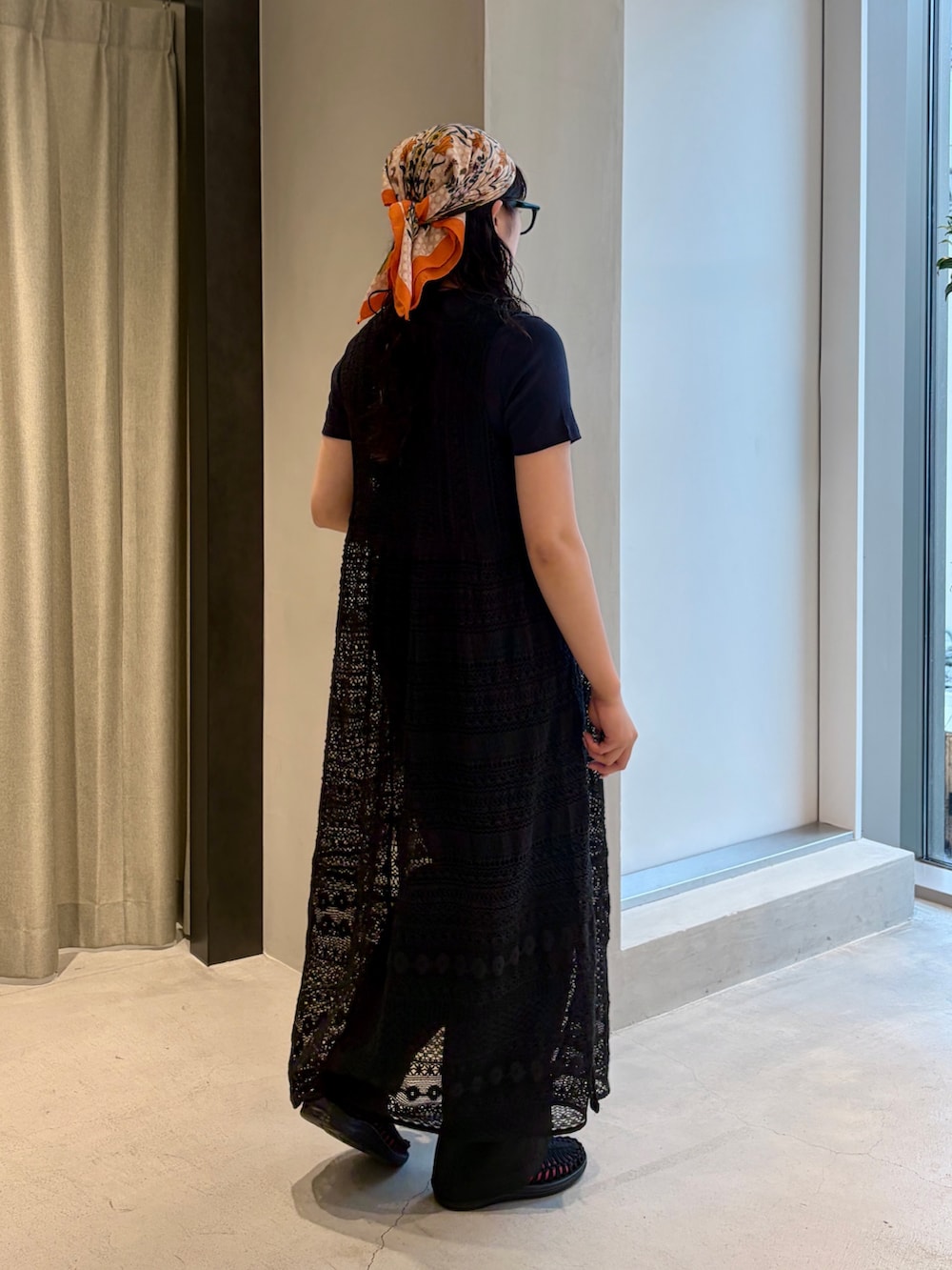 ブルー系のTシャツ/カットソー、ブラック系のサンダル、ブラック系のその他パンツを着用したレディースの夏コーディネートの4枚目の写真