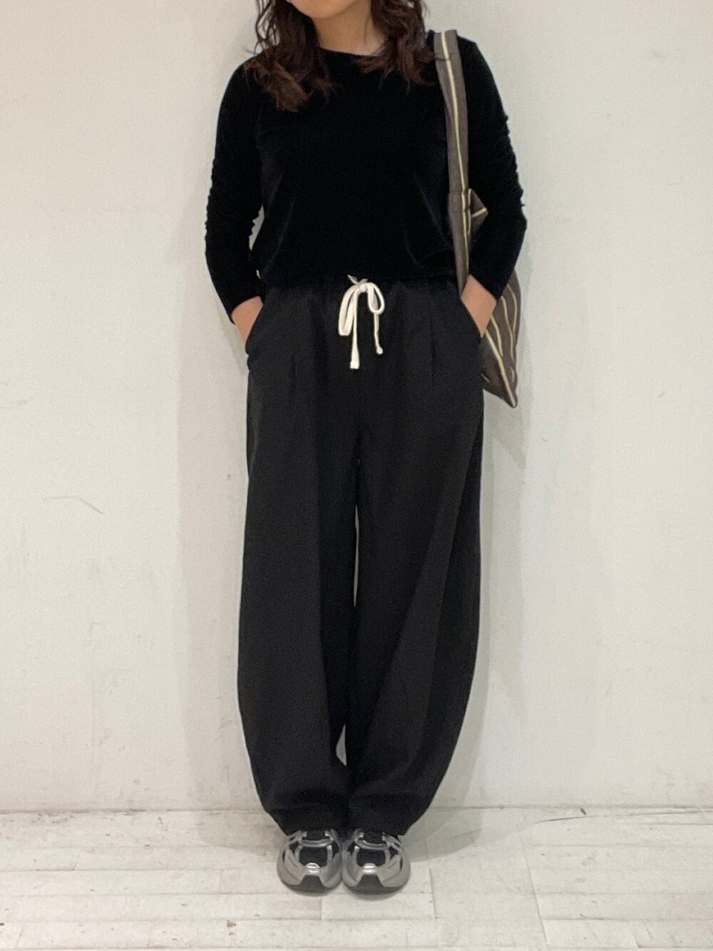 ブラック系のその他パンツ、ブラック系のTシャツ/カットソーを着用したレディースの秋コーディネートの5枚目の写真