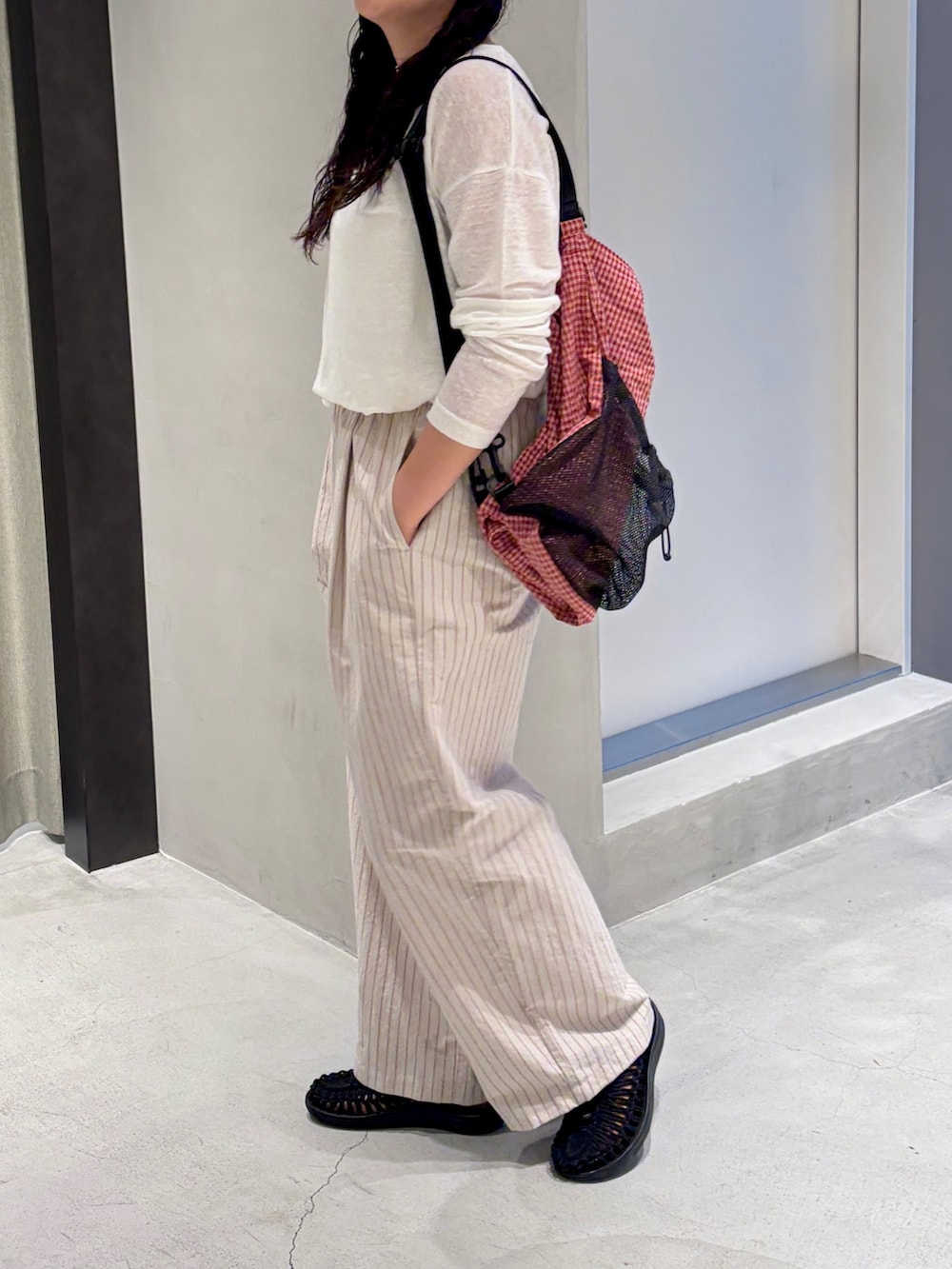 ホワイト系のTシャツ/カットソー、その他のその他パンツ、レッド系のバックパック/リュックを着用したレディースの夏コーディネートの7枚目の写真