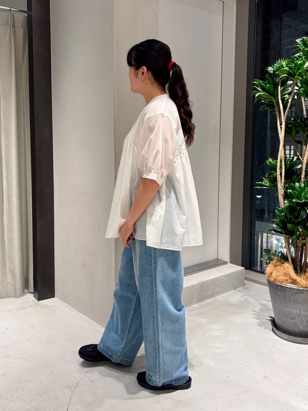 ホワイト系のシャツ/ブラウス、ブラック系のサンダル、ピンク系のトートバッグを着用したレディースの夏コーディネートの5枚目の写真