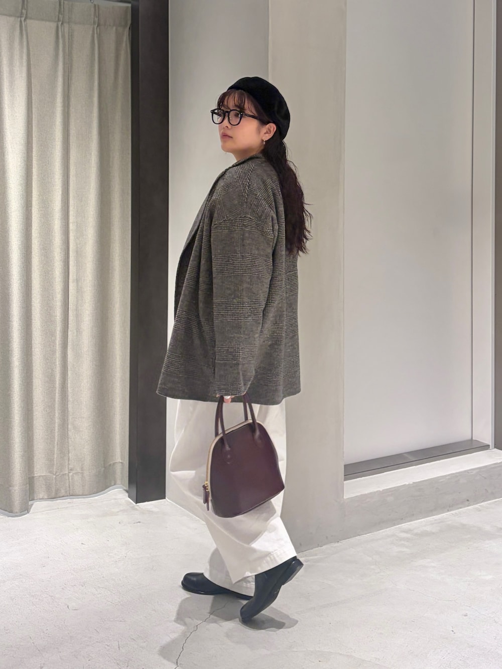 ホワイト系のニット/セーター、その他のその他アウター、ホワイト系のTシャツ/カットソーを着用したレディースの秋コーディネートの2枚目の写真