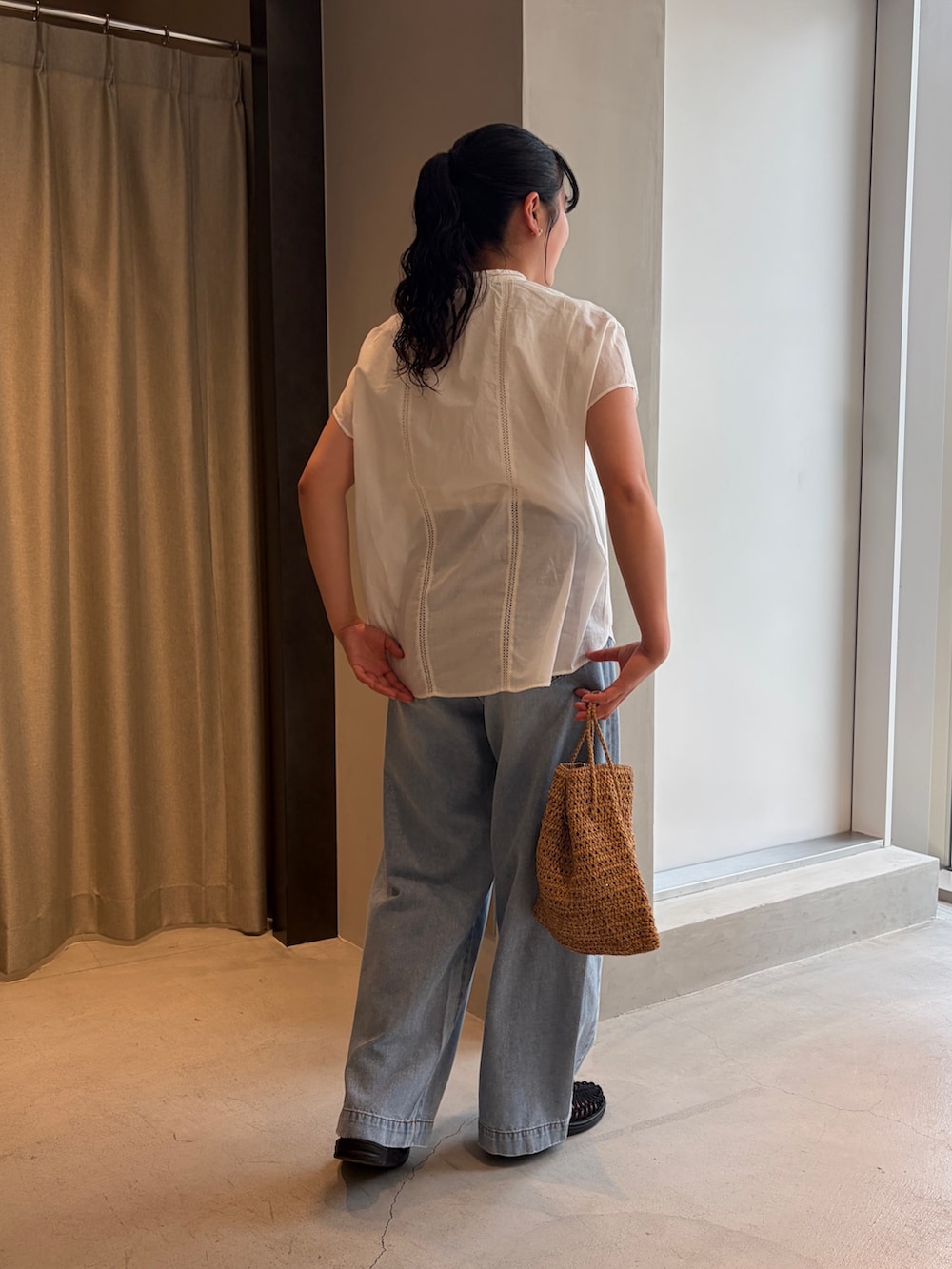 ホワイト系のシャツ/ブラウス、ブルー系のデニムパンツ、ブラック系のサンダルを着用したレディースの夏コーディネートの4枚目の写真