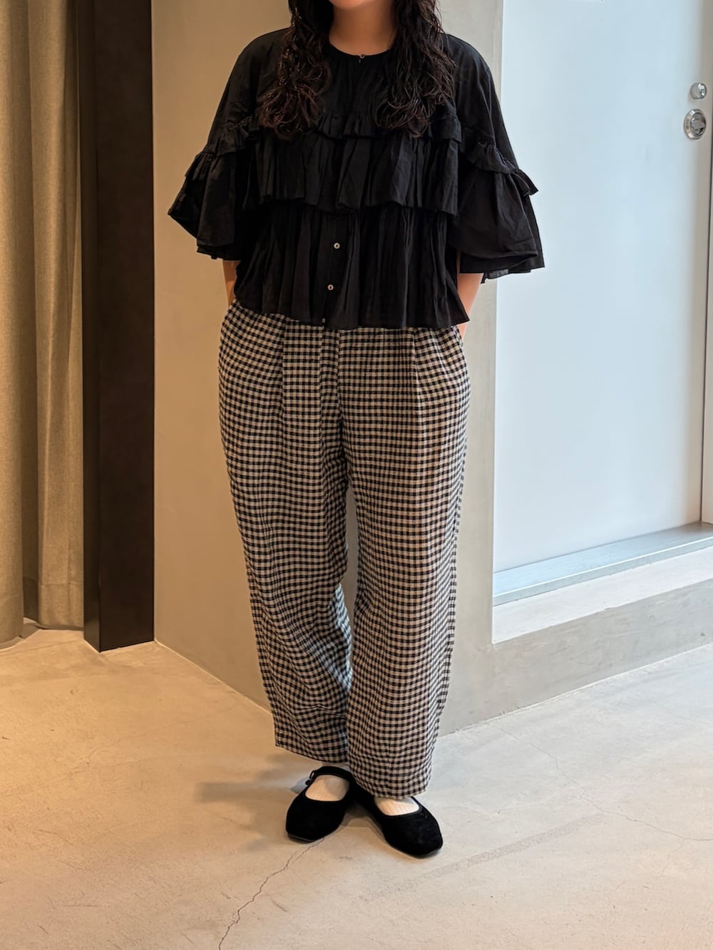 ブラック系のシャツ/ブラウス、ブラック系のその他パンツを着用したレディースの春コーディネートの2枚目の写真