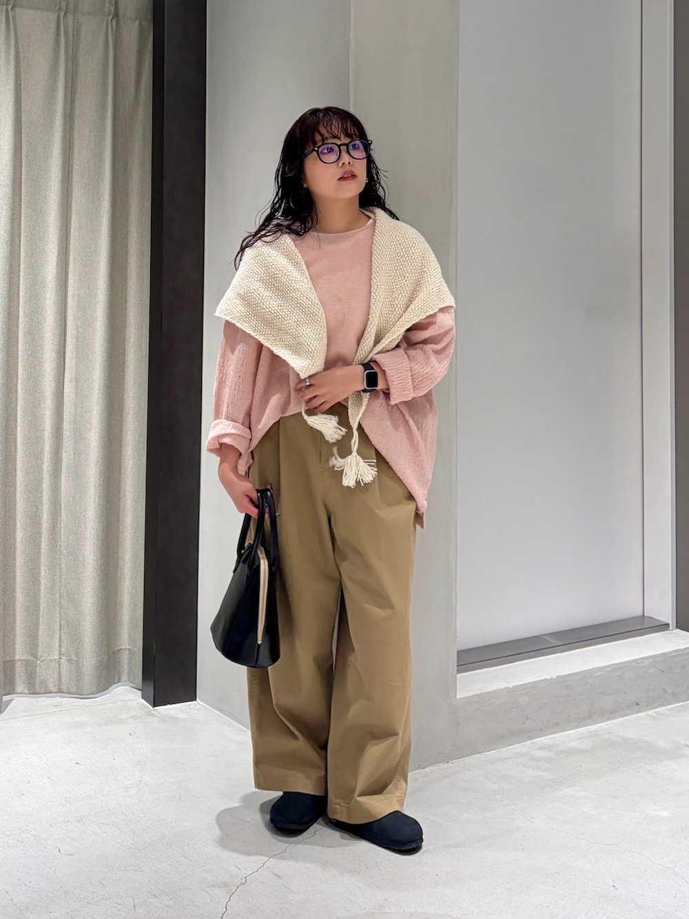 ベージュ系のその他パンツ、ブラック系のハンドバッグ、ブラック系のその他シューズを着用したレディースの秋コーディネートの2枚目の写真