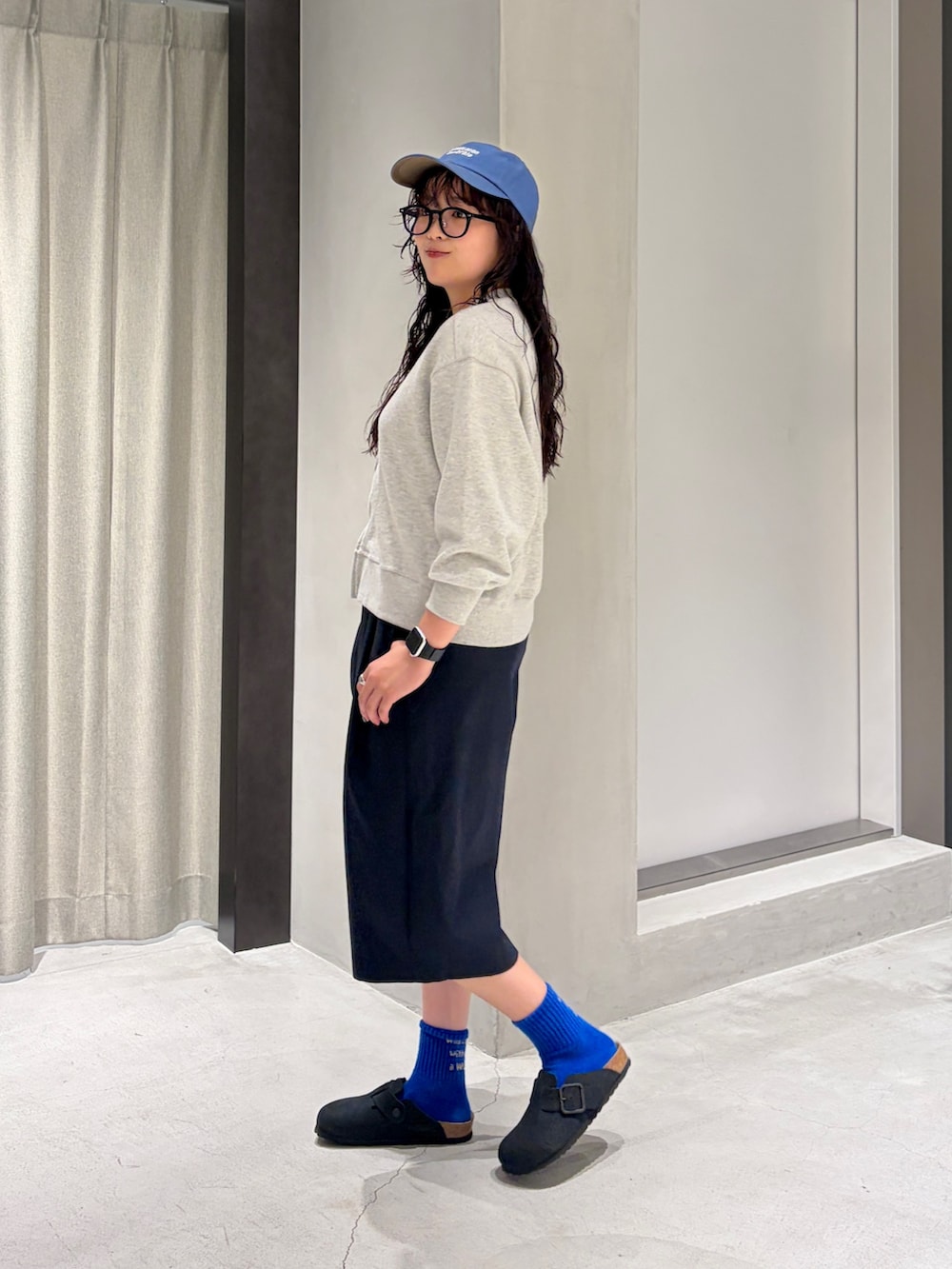ブルー系のその他パンツ、グレー系のカーディガン/ボレロ、ブラック系のその他シューズを着用したレディースの秋コーディネートの2枚目の写真