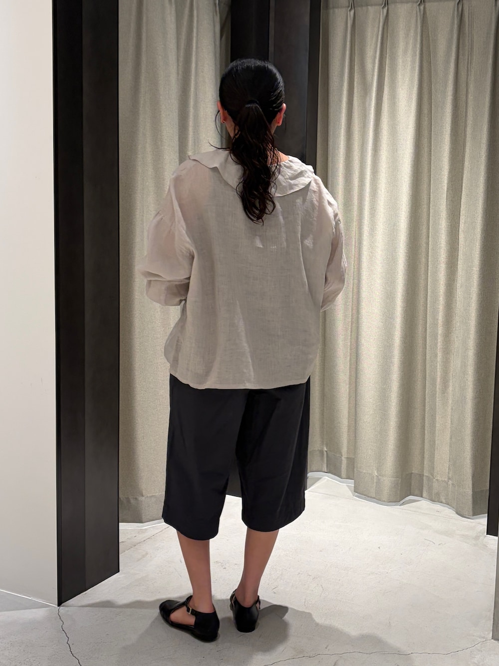 グレー系のシャツ/ブラウス、グレー系のその他パンツ、ブラック系のサンダルを着用したレディースの春コーディネートの5枚目の写真