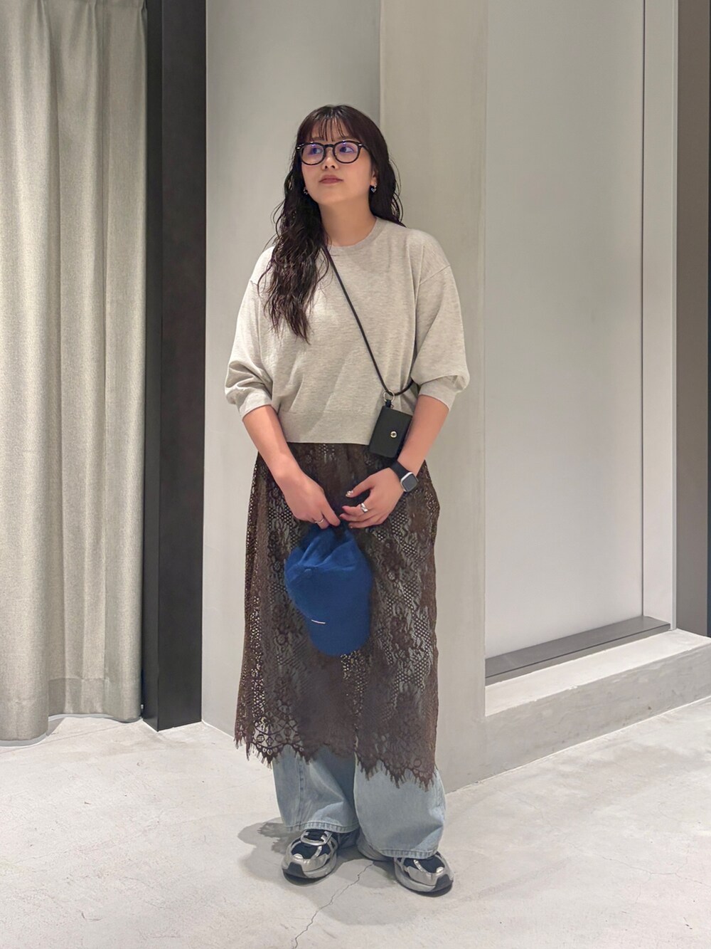 ベージュ系のその他トップス、ブルー系のデニムパンツ、ブラウン系のスカートを着用したレディースの秋コーディネートの2枚目の写真