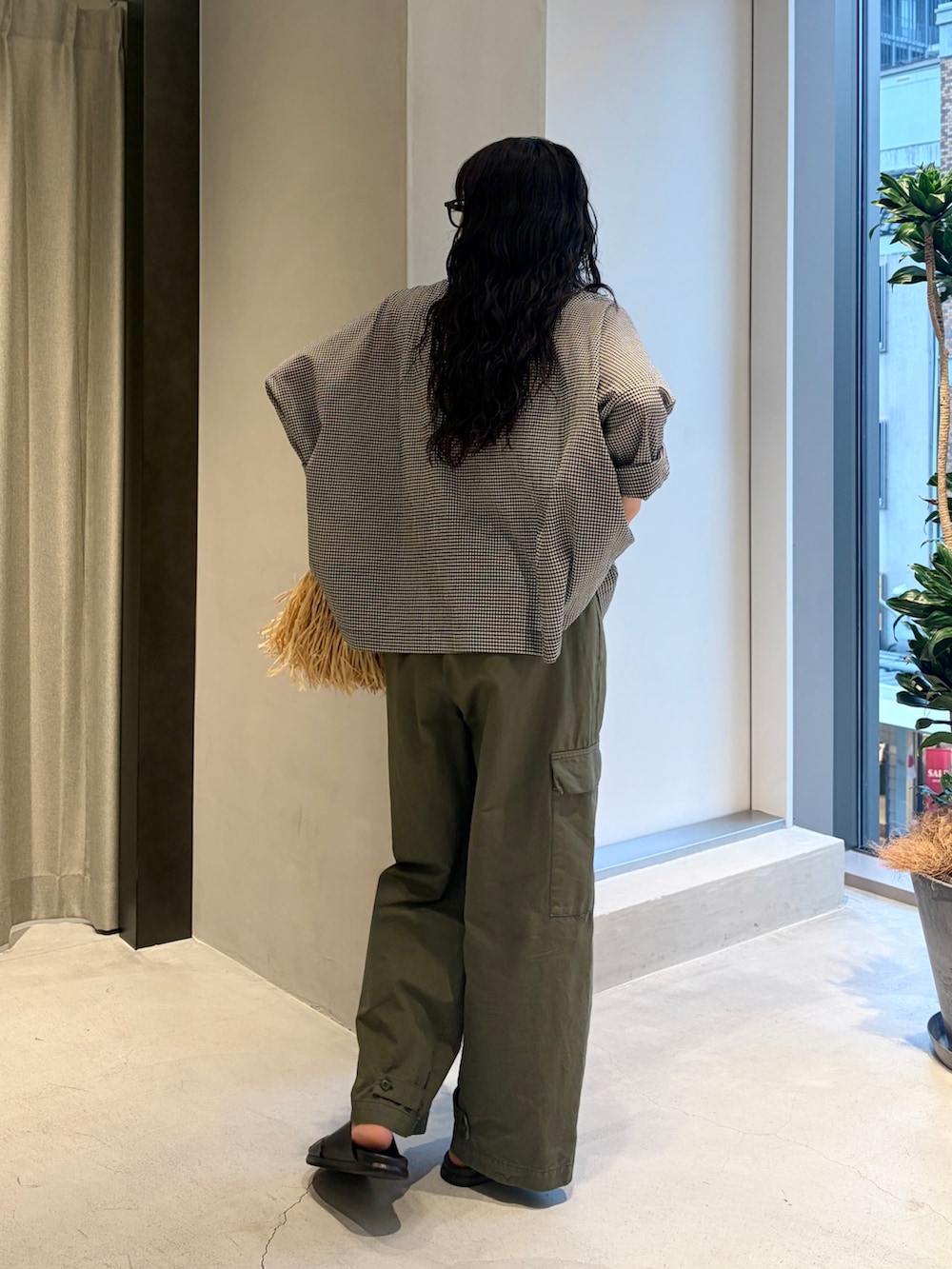 その他のシャツ/ブラウス、ベージュ系のハンドバッグ、グリーン系のその他パンツを着用したレディースの夏コーディネートの3枚目の写真