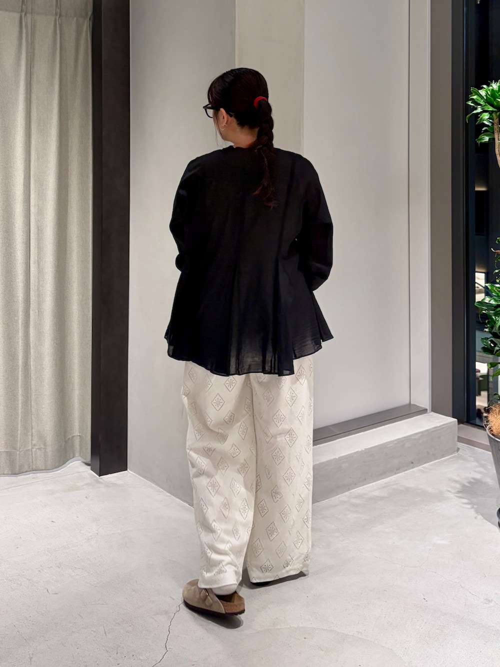 ホワイト系のその他パンツ、レッド系のハンドバッグ、ベージュ系のその他シューズを着用したレディースの夏コーディネートの4枚目の写真