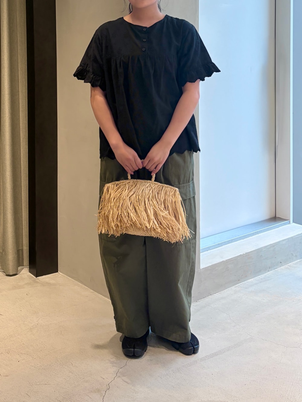 ブラック系のシャツ/ブラウス、グリーン系のその他パンツ、ベージュ系のハンドバッグを着用したレディースの夏コーディネートの9枚目の写真