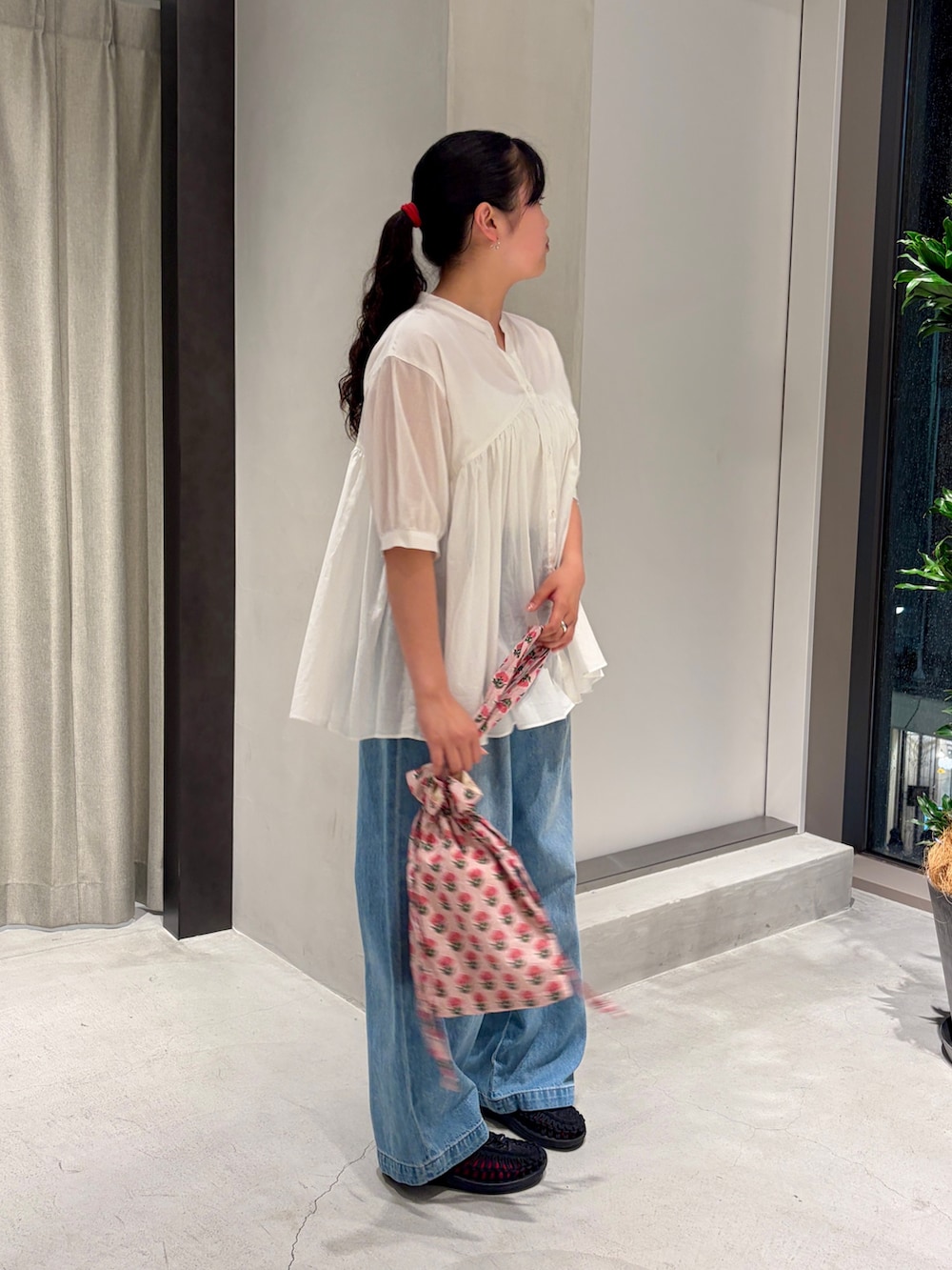 ホワイト系のシャツ/ブラウス、ブラック系のサンダル、ピンク系のトートバッグを着用したレディースの夏コーディネートの3枚目の写真