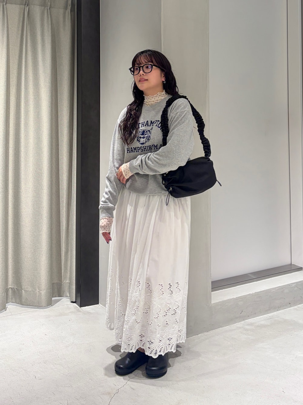 ホワイト系のスカート、その他のTシャツ/カットソー、ブラック系のショルダーバッグを着用したレディースの秋コーディネートの7枚目の写真