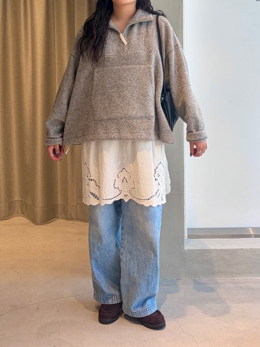 ホワイト系のその他トップス、グレー系のその他トップス、ブラウン系のローファーを着用したレディースの秋コーディネートの4枚目の写真