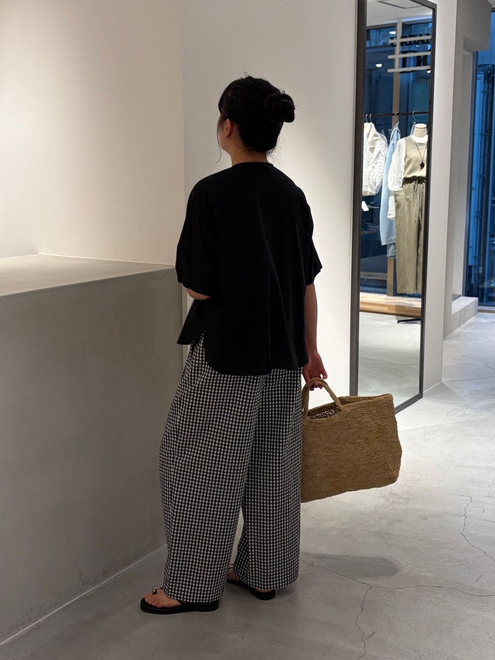 ブラック系のシャツ/ブラウス、その他のその他パンツ、ブラック系のサンダルを着用したレディースの夏コーディネートの4枚目の写真