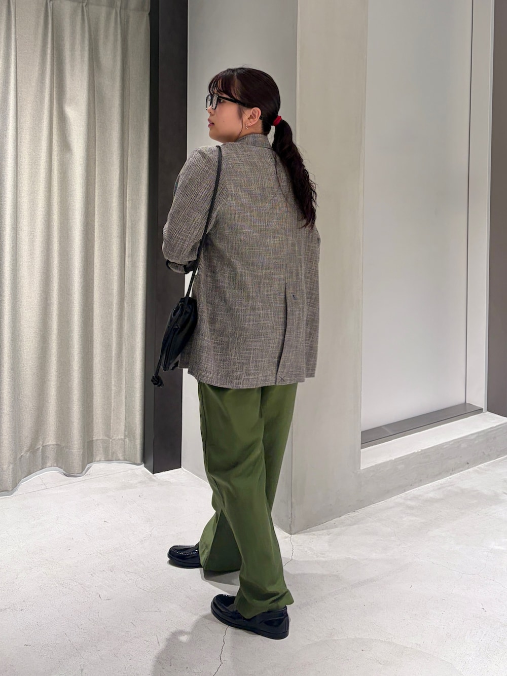 グリーン系のその他パンツ、グレー系のその他アウター、ホワイト系のタンクトップを着用したレディースの夏コーディネートの2枚目の写真