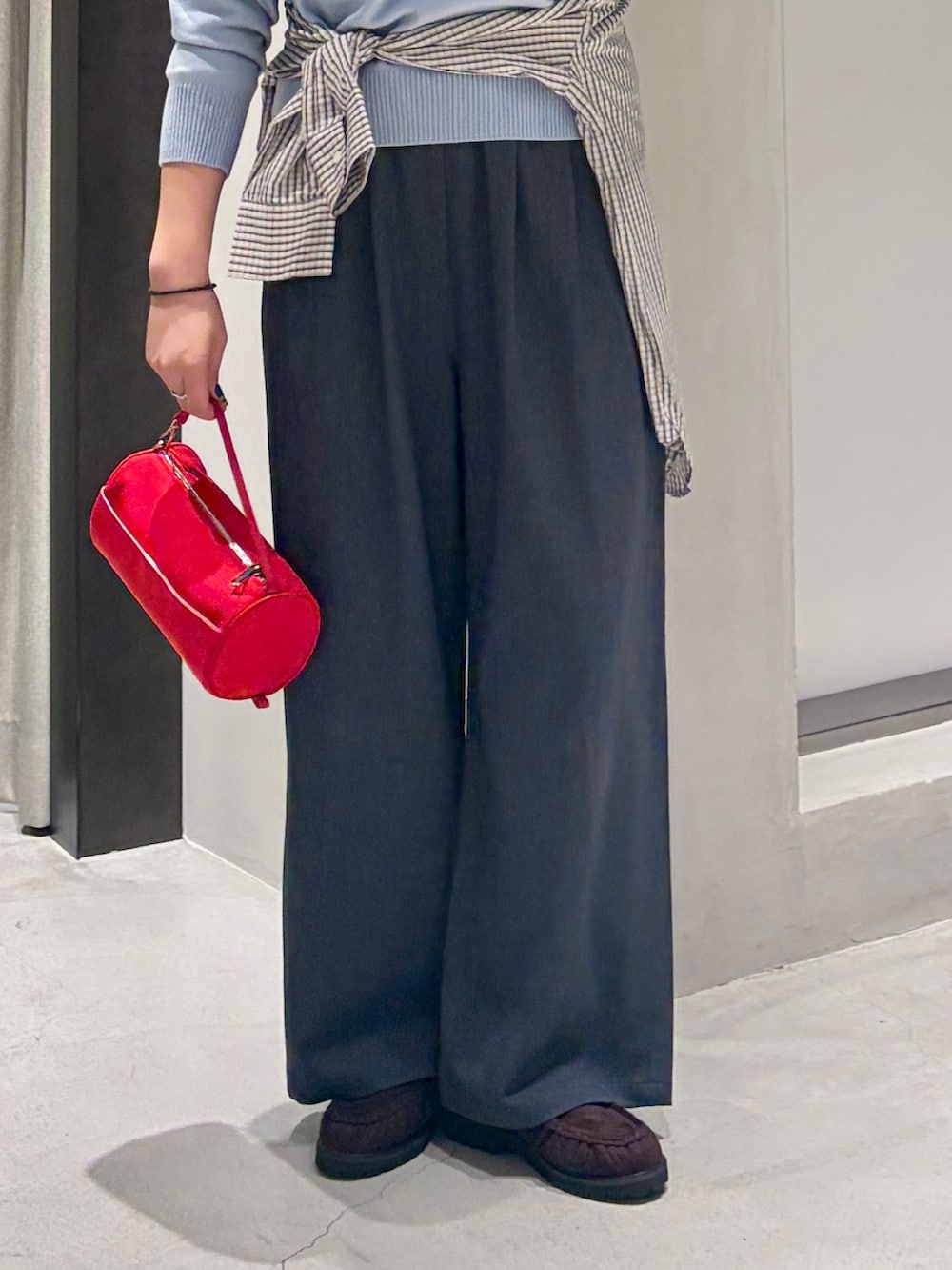 グレー系のその他パンツ、ブラウン系のローファー、レッド系のハンドバッグを着用したレディースの秋コーディネートの6枚目の写真