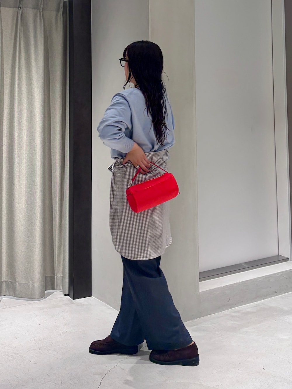 グレー系のその他パンツ、ブラウン系のローファー、レッド系のハンドバッグを着用したレディースの秋コーディネートの3枚目の写真