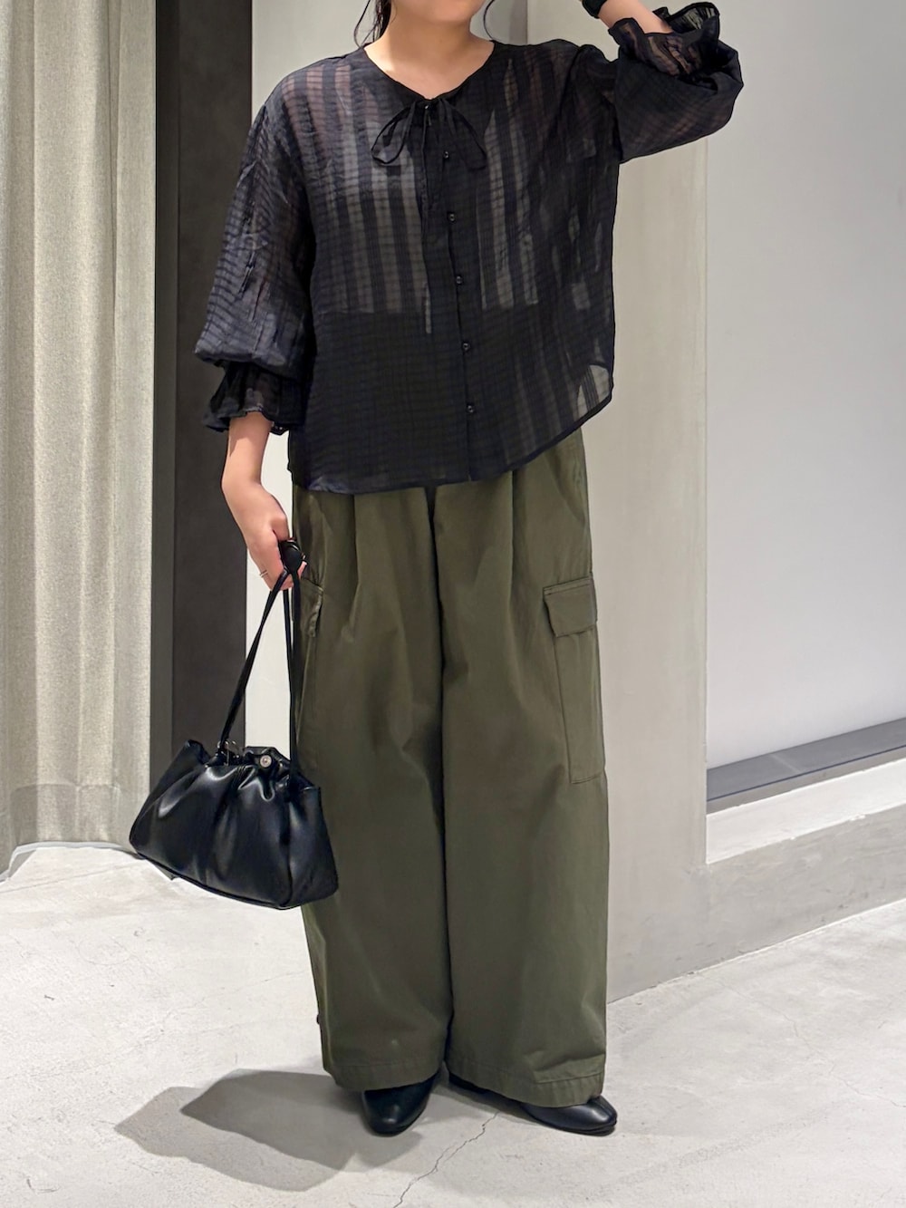ブラック系のシャツ/ブラウス、グリーン系のその他パンツ、ブラック系のショルダーバッグを着用したレディースの夏コーディネートの6枚目の写真