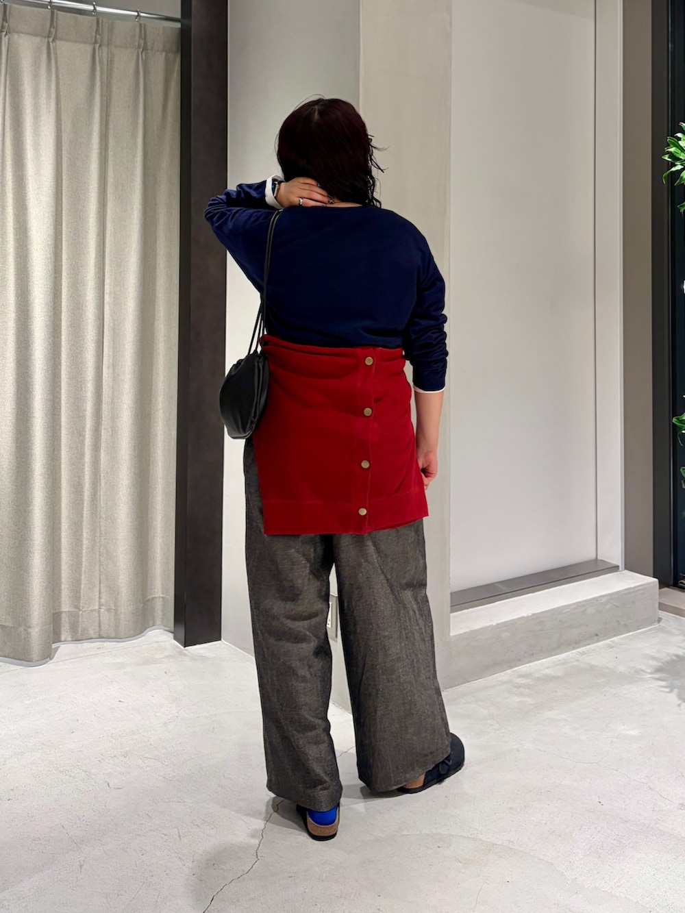 ブルー系のニット/セーター、ブラック系のその他パンツ、ブラック系のその他シューズを着用したレディースの秋コーディネートの3枚目の写真