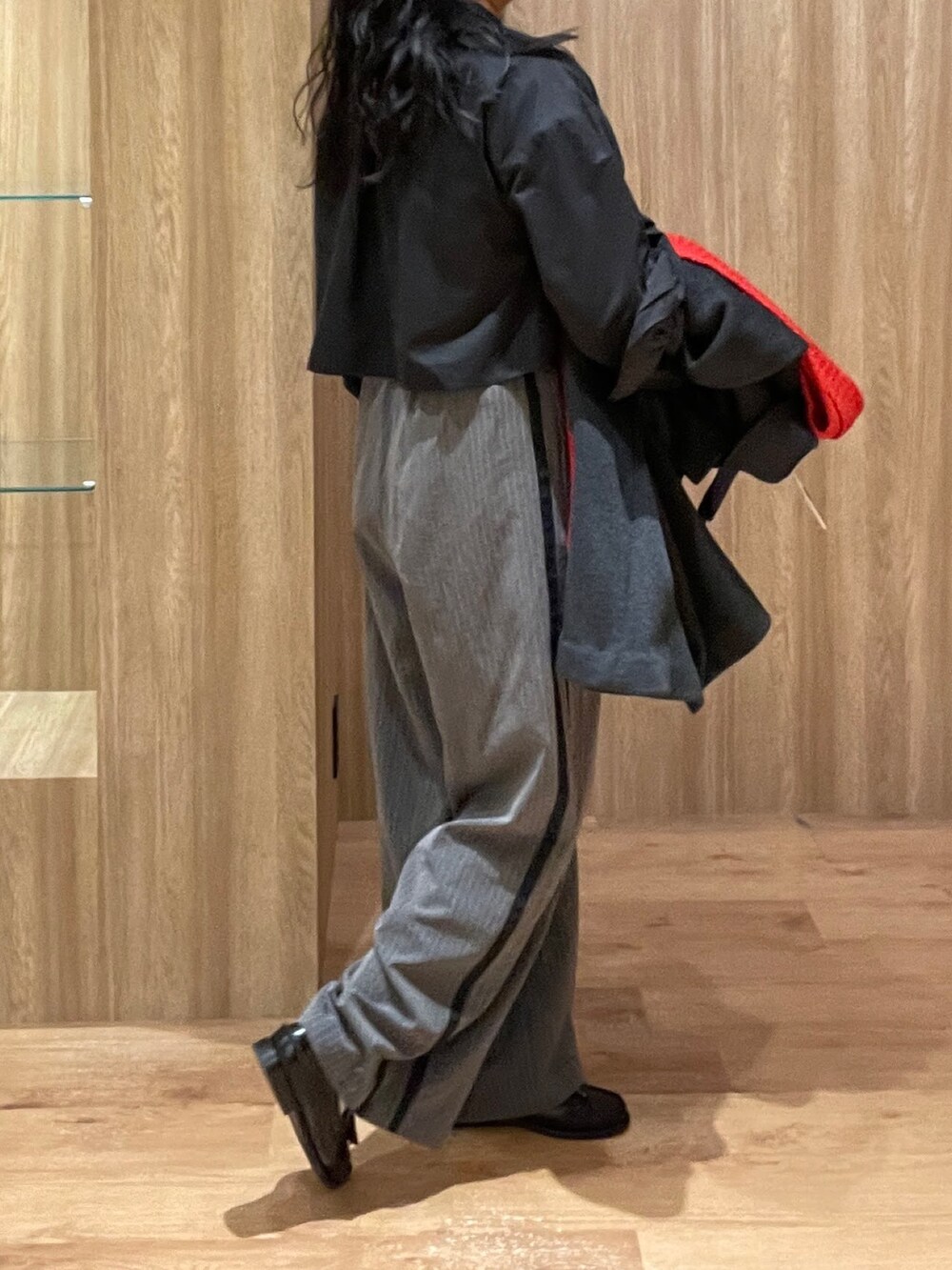 グレー系のステンカラーコート、ブラック系のシャツ/ブラウス、ブラック系のショルダーバッグを着用したレディースの冬コーディネートの4枚目の写真