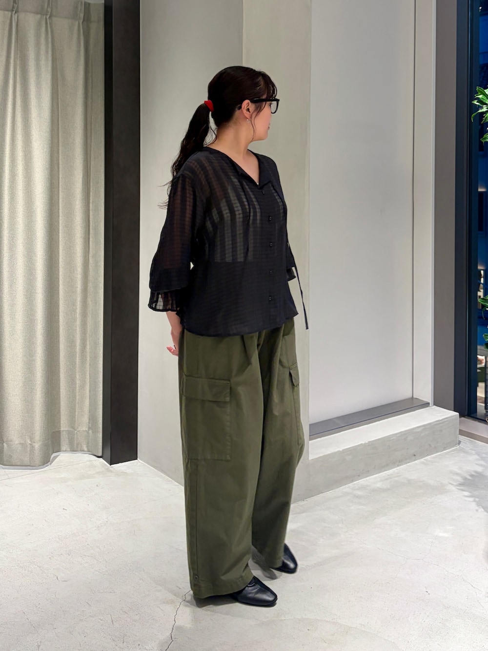 ブラック系のシャツ/ブラウス、グリーン系のその他パンツ、ブラック系のショルダーバッグを着用したレディースの夏コーディネートの3枚目の写真