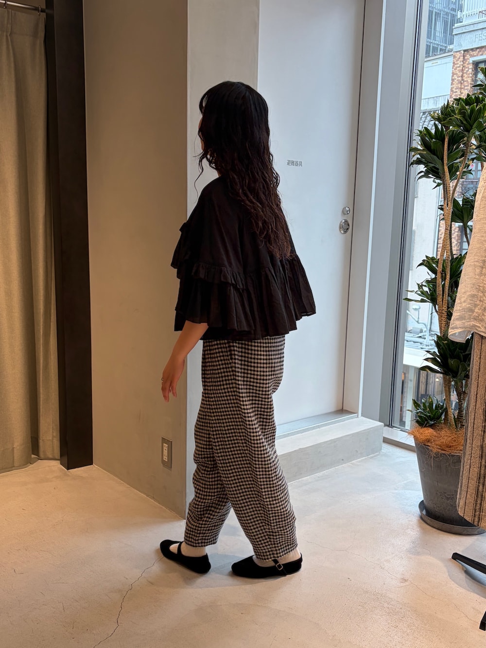 ブラック系のシャツ/ブラウス、ブラック系のその他パンツを着用したレディースの春コーディネートの3枚目の写真