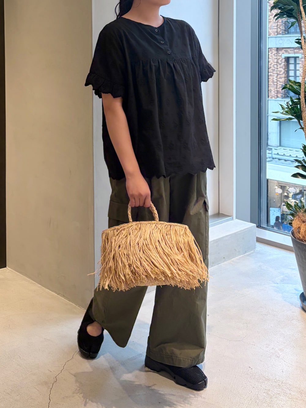 ブラック系のシャツ/ブラウス、グリーン系のその他パンツ、ベージュ系のハンドバッグを着用したレディースの夏コーディネートの8枚目の写真