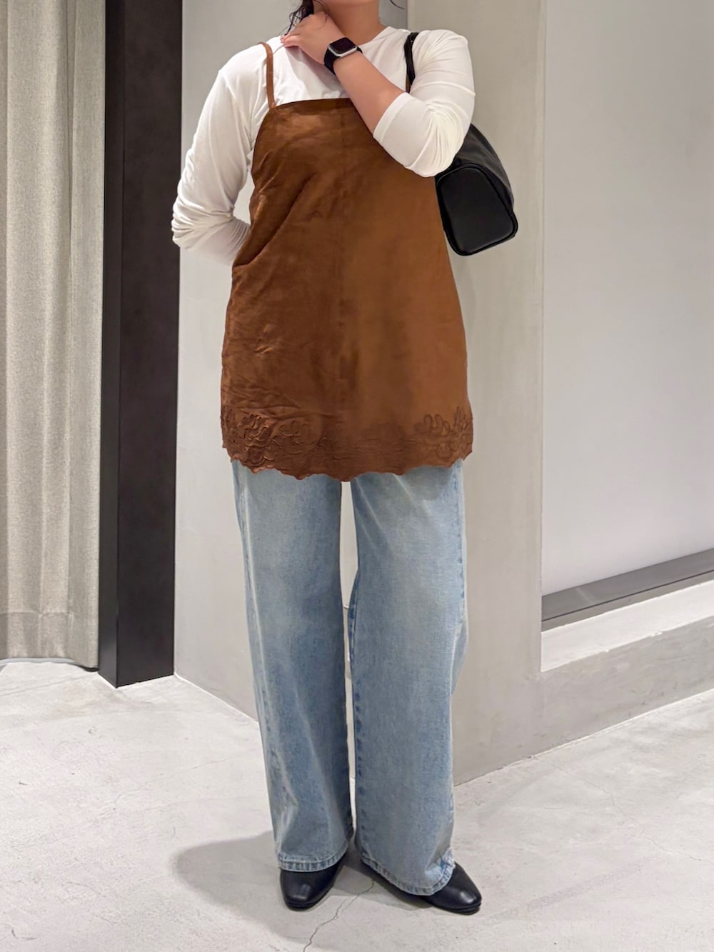 イエロー系のその他トップス、ホワイト系のTシャツ/カットソー、ブラック系のハンドバッグを着用したレディースの夏コーディネートの3枚目の写真