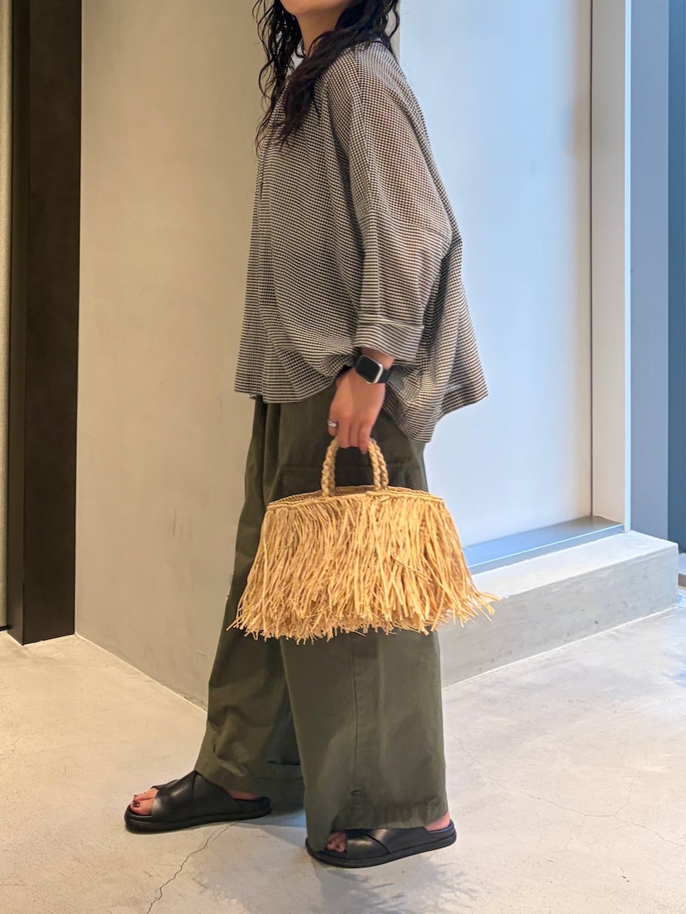 その他のシャツ/ブラウス、ベージュ系のハンドバッグ、グリーン系のその他パンツを着用したレディースの夏コーディネートの6枚目の写真