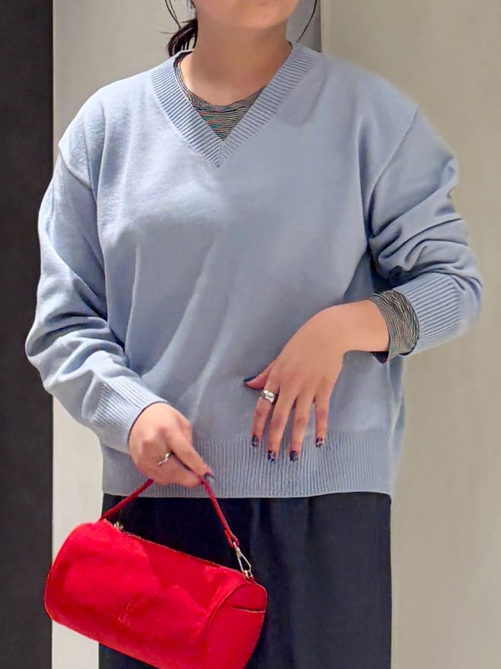 グレー系のその他パンツ、ブラウン系のローファー、レッド系のハンドバッグを着用したレディースの秋コーディネートの5枚目の写真
