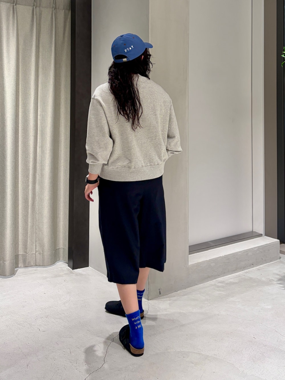 ブルー系のその他パンツ、グレー系のカーディガン/ボレロ、ブラック系のその他シューズを着用したレディースの秋コーディネートの3枚目の写真