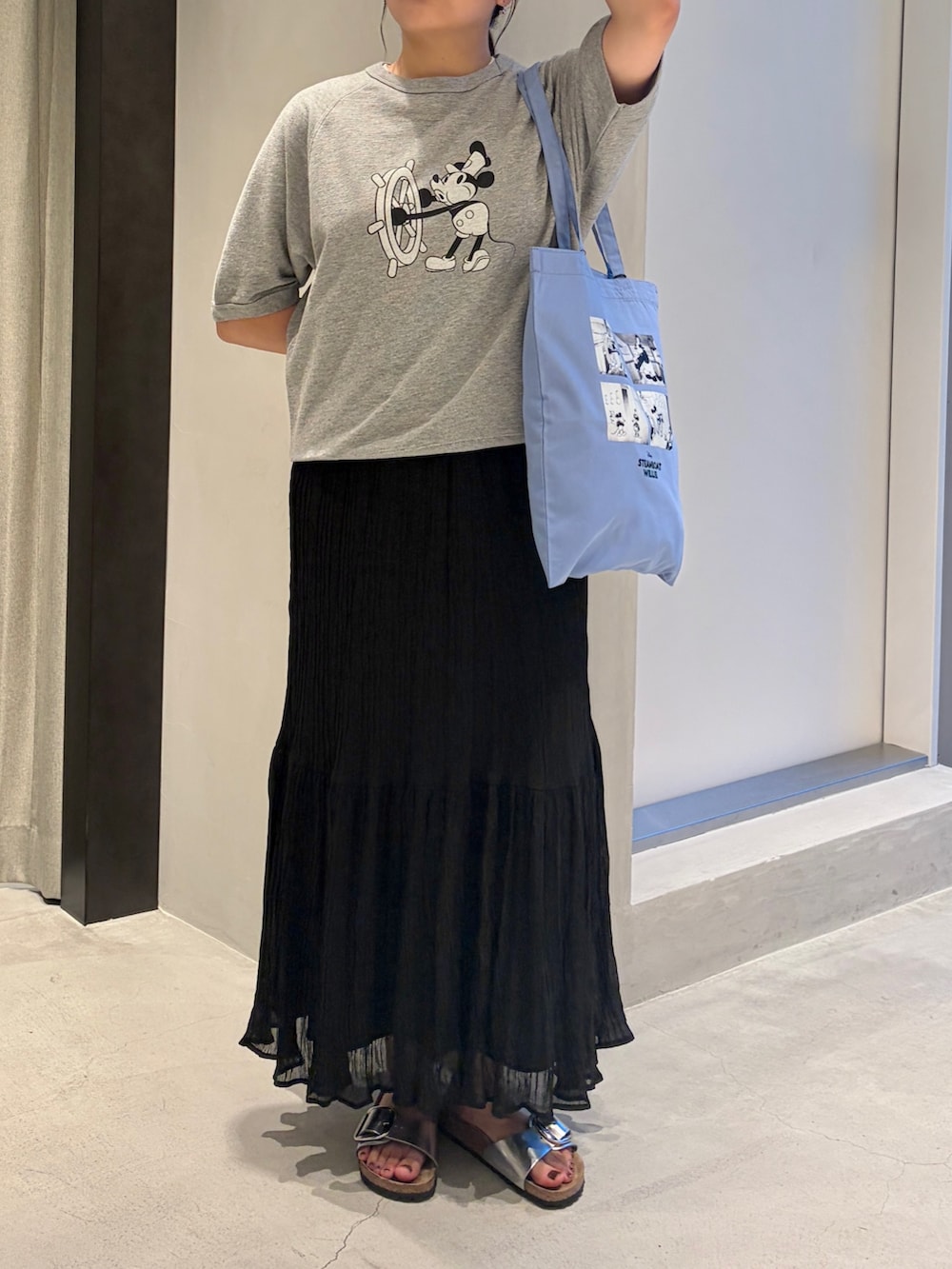 グレー系のシャツ/ブラウス、ブルー系のトートバッグ、ブラック系のスカートを着用したレディースの夏コーディネートの3枚目の写真