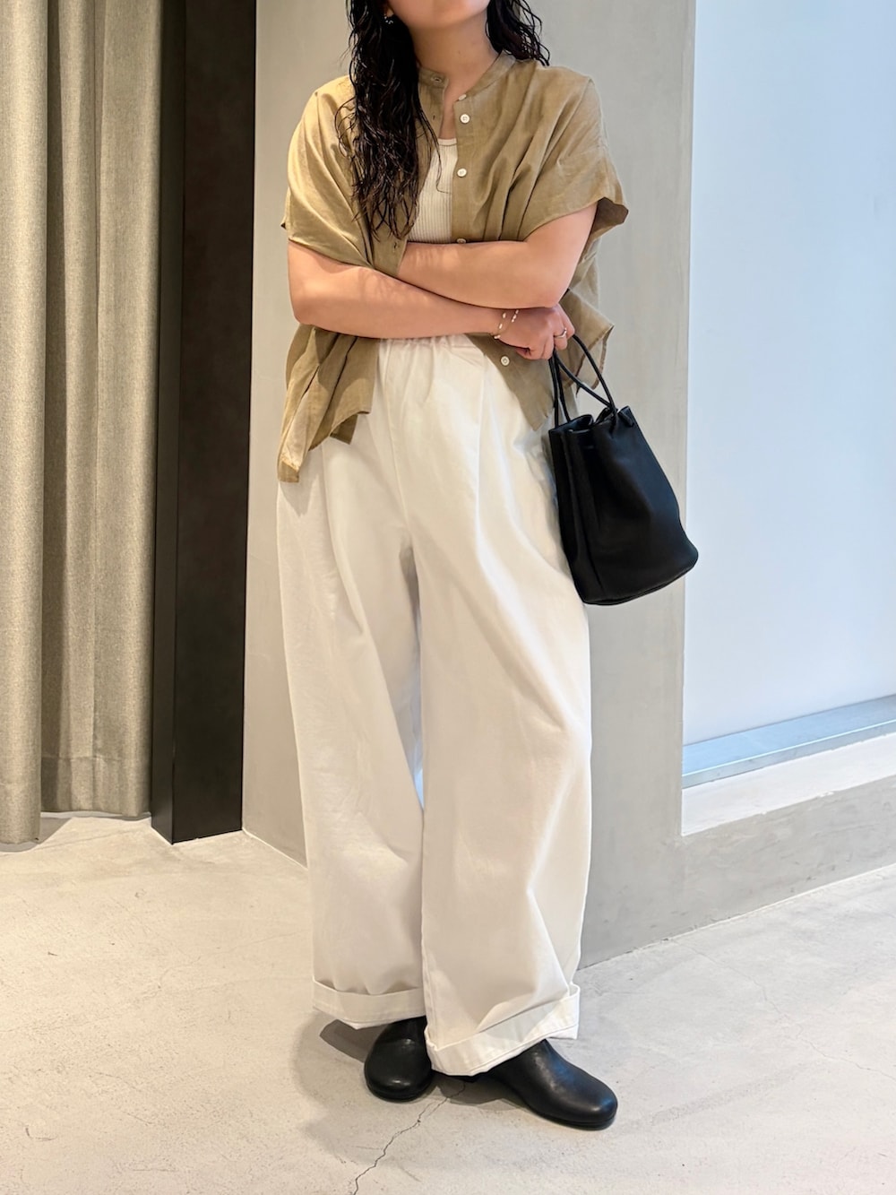 ホワイト系のその他パンツ、ブラック系のその他シューズ、ベージュ系のシャツ/ブラウスを着用したレディースの夏コーディネートの5枚目の写真