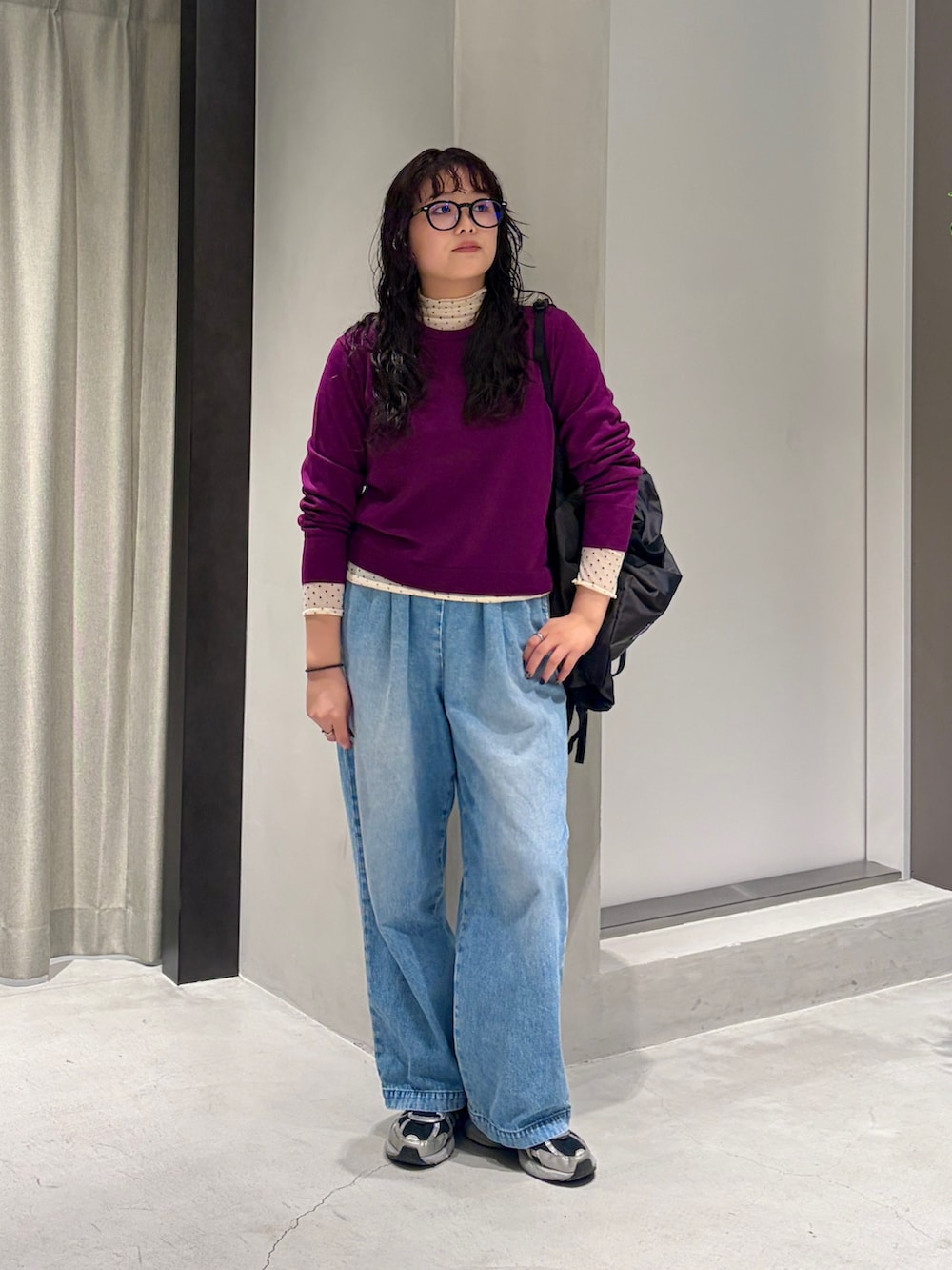 ブラック系のトートバッグ、パープル系のニット/セーター、その他のTシャツ/カットソーを着用したレディースの秋コーディネートの3枚目の写真