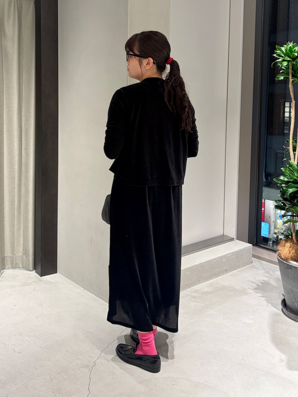 ブラック系のワンピース、ブラック系のカーディガン/ボレロ、ブラック系のハンドバッグを着用したレディースの夏コーディネートの4枚目の写真