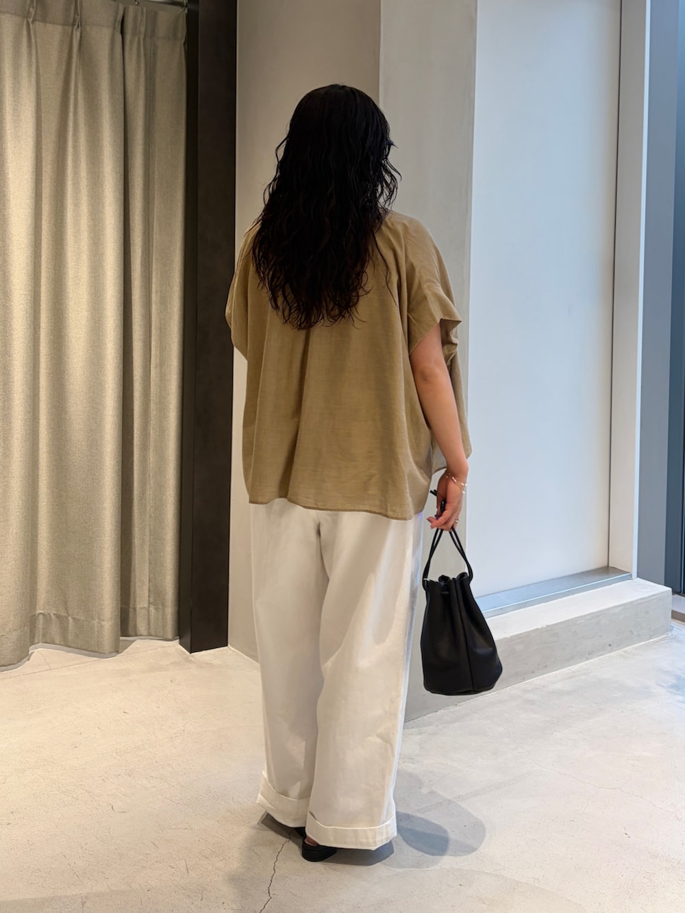 ホワイト系のその他パンツ、ブラック系のその他シューズ、ベージュ系のシャツ/ブラウスを着用したレディースの夏コーディネートの3枚目の写真