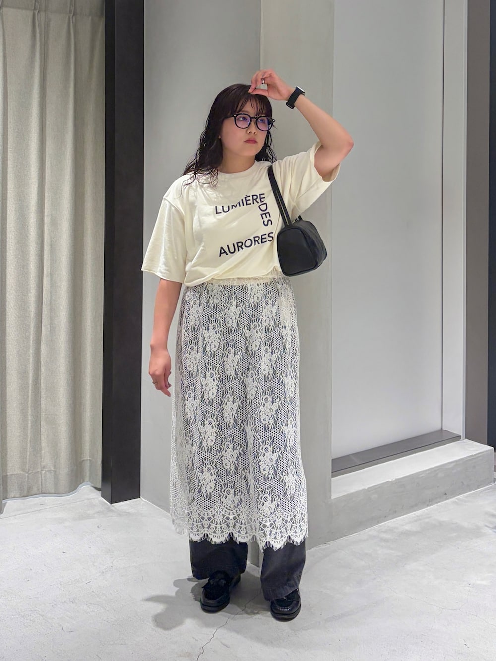 ブラック系のハンドバッグ、ベージュ系のTシャツ/カットソー、ブラウン系のその他アウターを着用したレディースの夏コーディネートの5枚目の写真