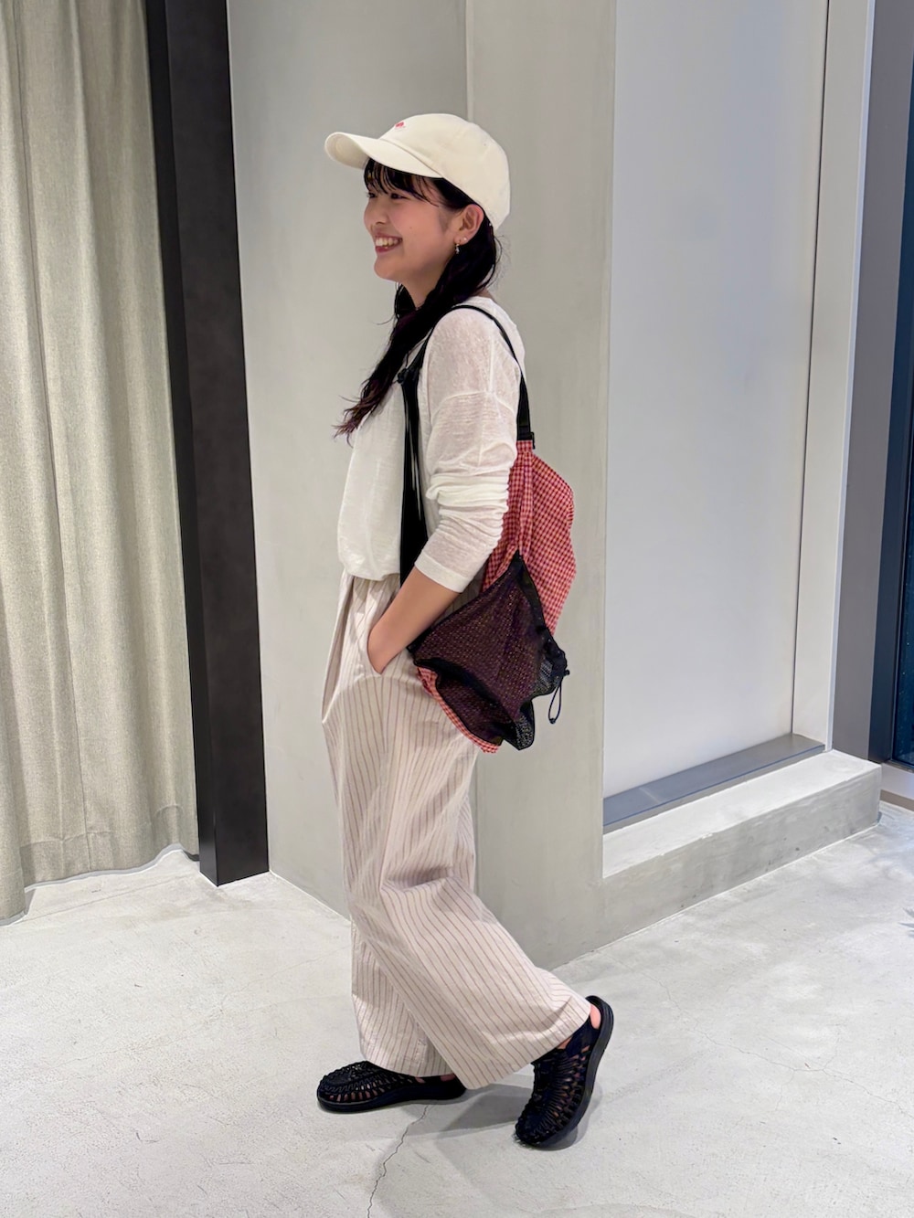 ホワイト系のTシャツ/カットソー、その他のその他パンツ、レッド系のバックパック/リュックを着用したレディースの夏コーディネートの3枚目の写真