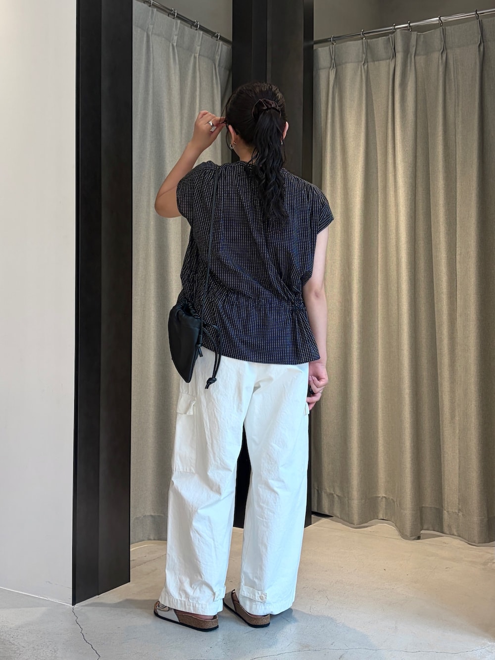 ブラック系のシャツ/ブラウス、ホワイト系のその他パンツ、シルバー系のサンダルを着用したレディースの夏コーディネートの3枚目の写真