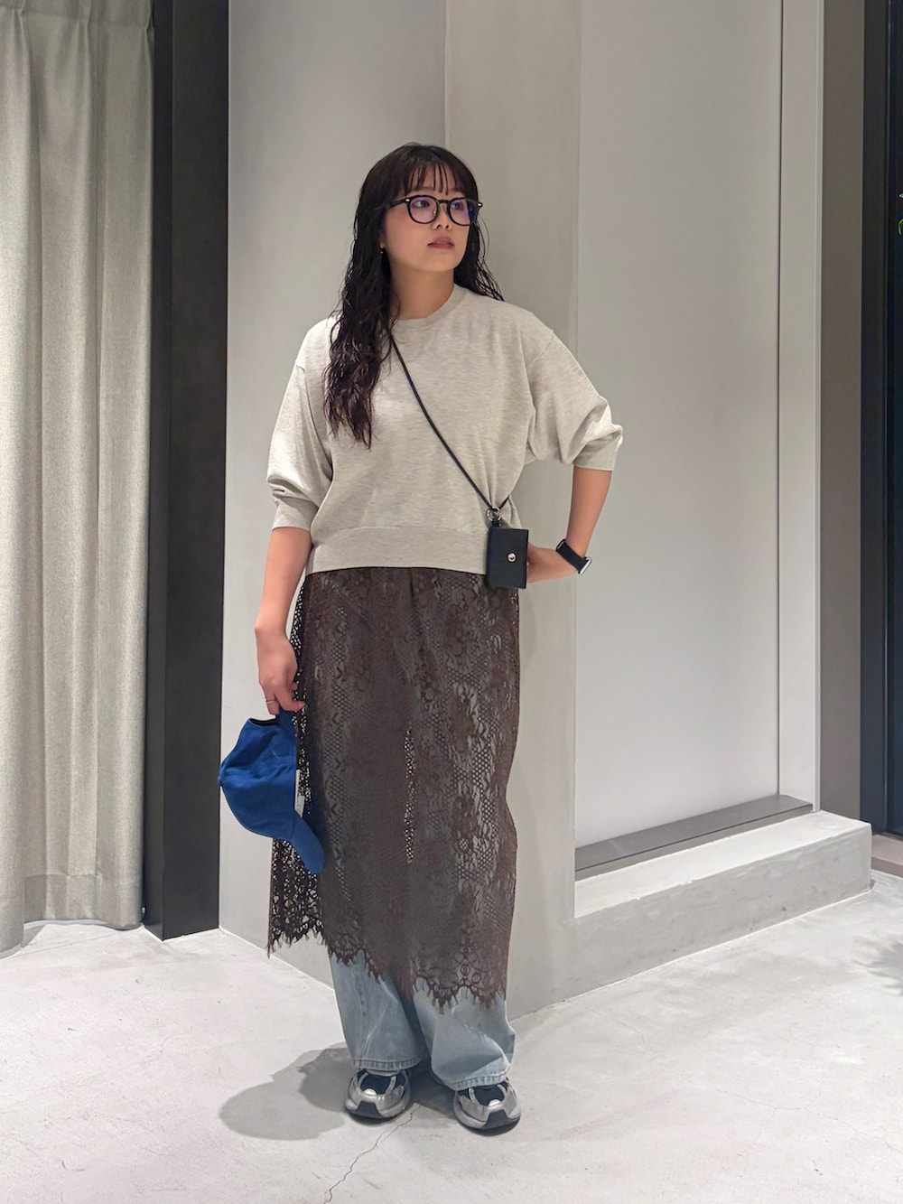ベージュ系のその他トップス、ブルー系のデニムパンツ、ブラウン系のスカートを着用したレディースの秋コーディネートの3枚目の写真