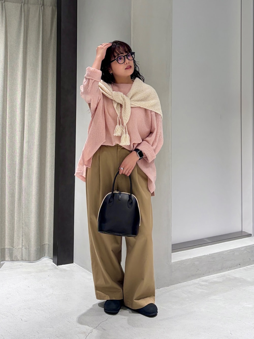 ベージュ系のその他パンツ、ブラック系のハンドバッグ、ブラック系のその他シューズを着用したレディースの秋コーディネートの8枚目の写真