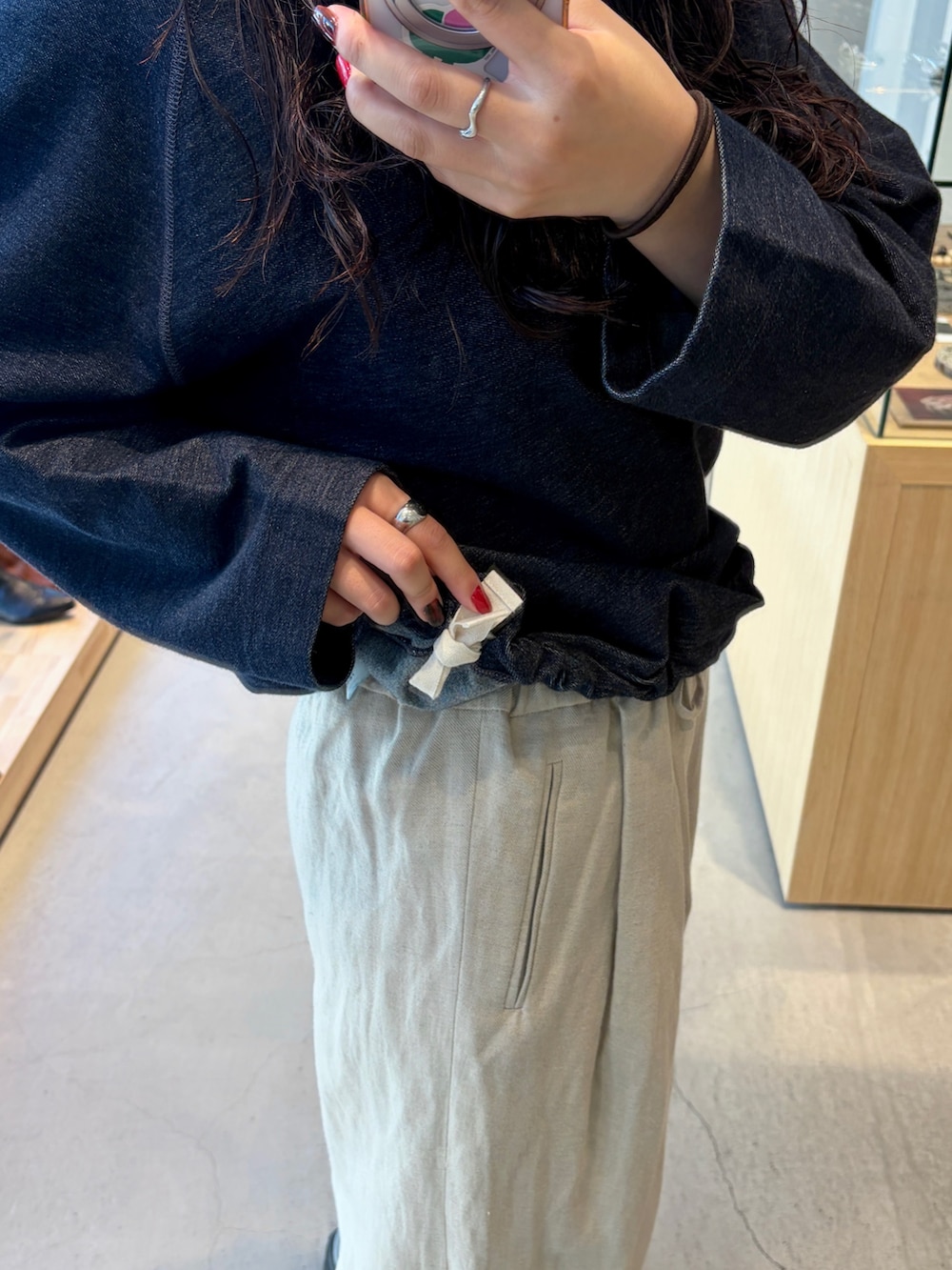 ブルー系のTシャツ/カットソー、ベージュ系のその他パンツ、ブルー系のスニーカーを着用したレディースの秋コーディネートの5枚目の写真
