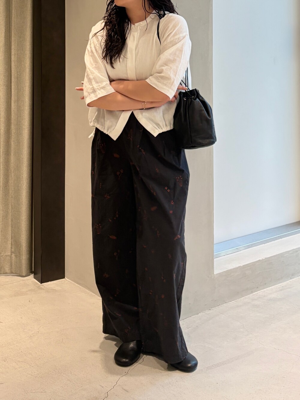 ホワイト系のシャツ/ブラウス、ブラック系のその他パンツ、ブラック系のその他シューズを着用したレディースの夏コーディネートの5枚目の写真