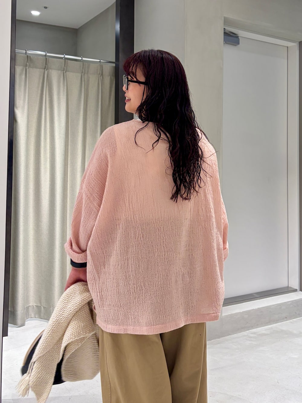 ベージュ系のその他パンツ、ブラック系のハンドバッグ、ブラック系のその他シューズを着用したレディースの秋コーディネートの5枚目の写真