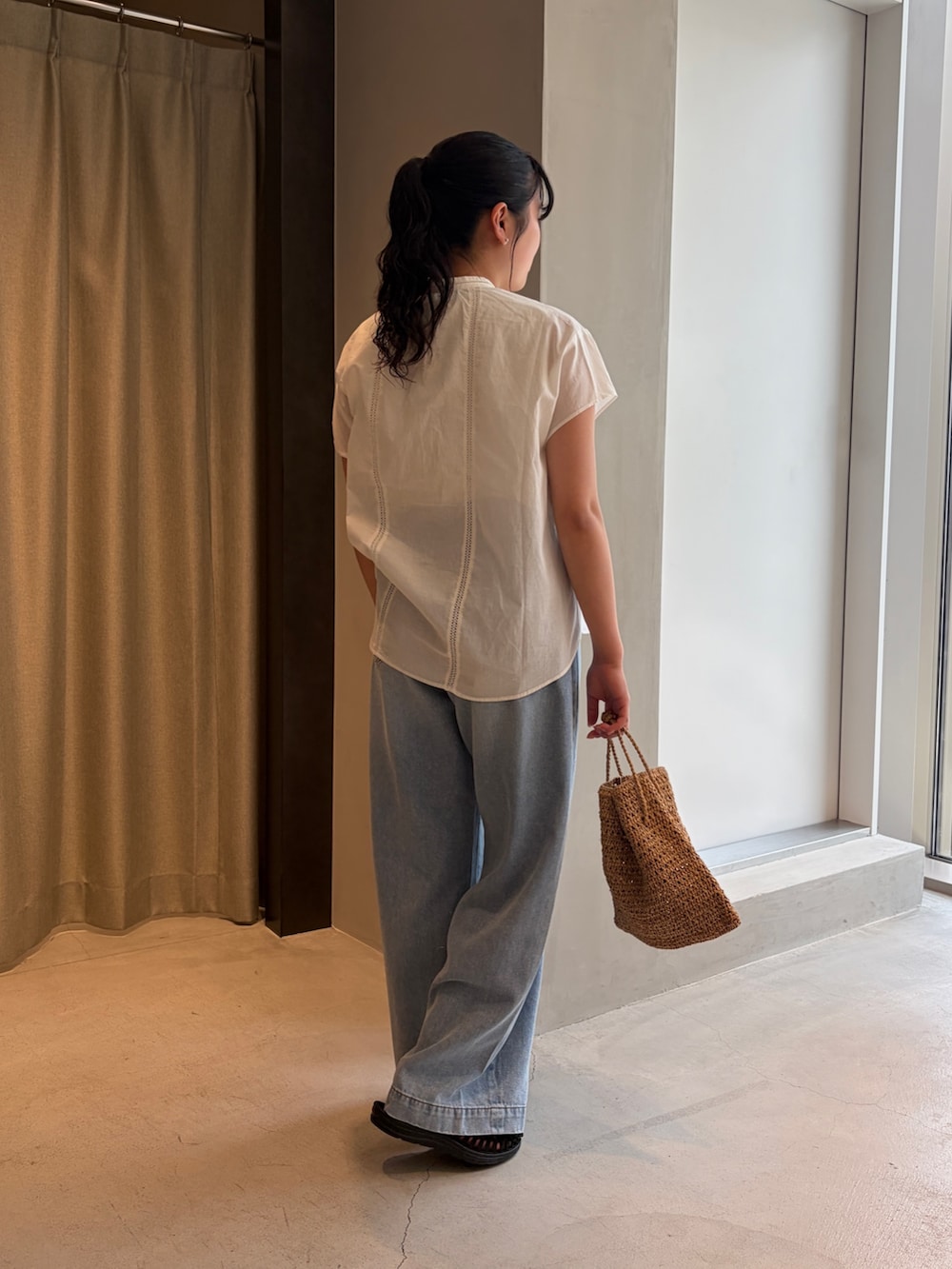ホワイト系のシャツ/ブラウス、ブルー系のデニムパンツ、ブラック系のサンダルを着用したレディースの夏コーディネートの5枚目の写真